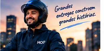 Entregador sorrindo em frente à cidade com a frase Grandes entregas constroem grandes histórias